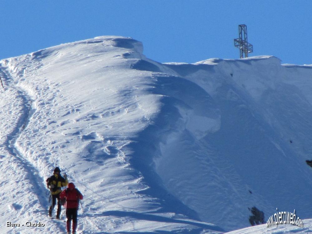 28 Il forte vento non ci permette di toccare la croce.JPG